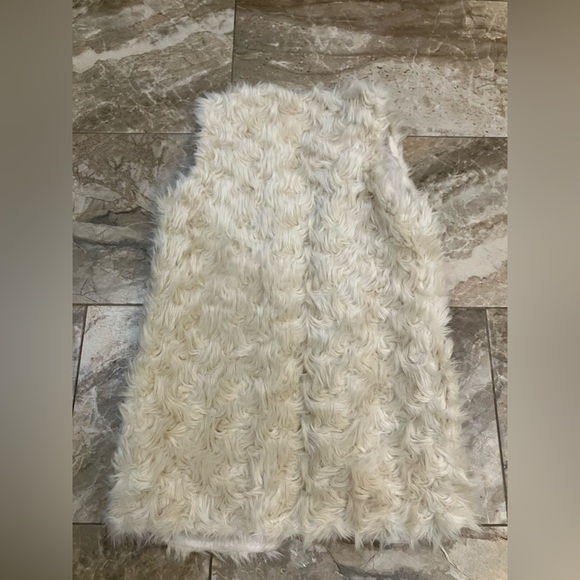 Women’s Boston Proper Faux Fur Vest - Picture 5 of 5